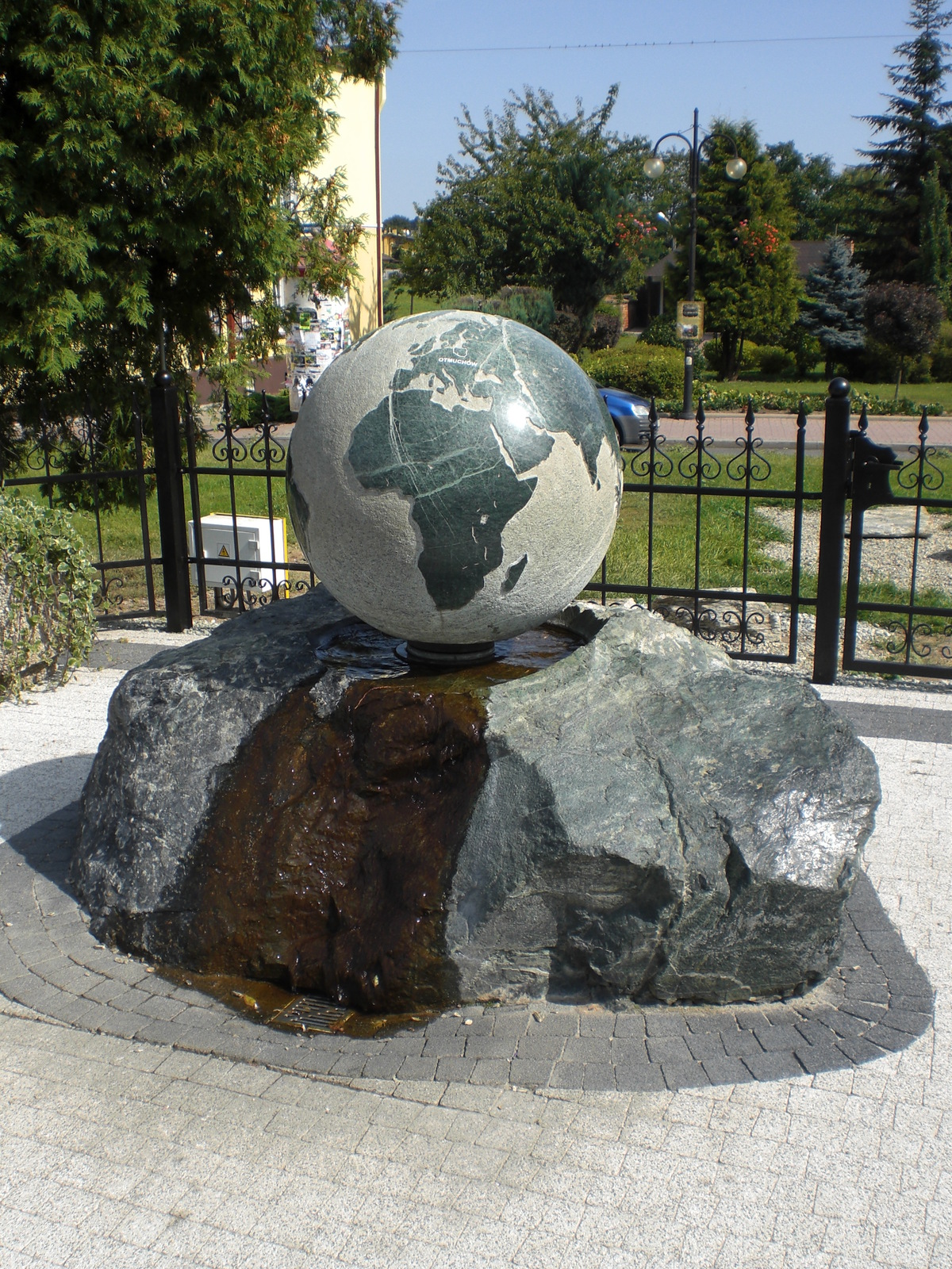 Pomník v podobě planety Země mezi náměstím a zámkem.JPG