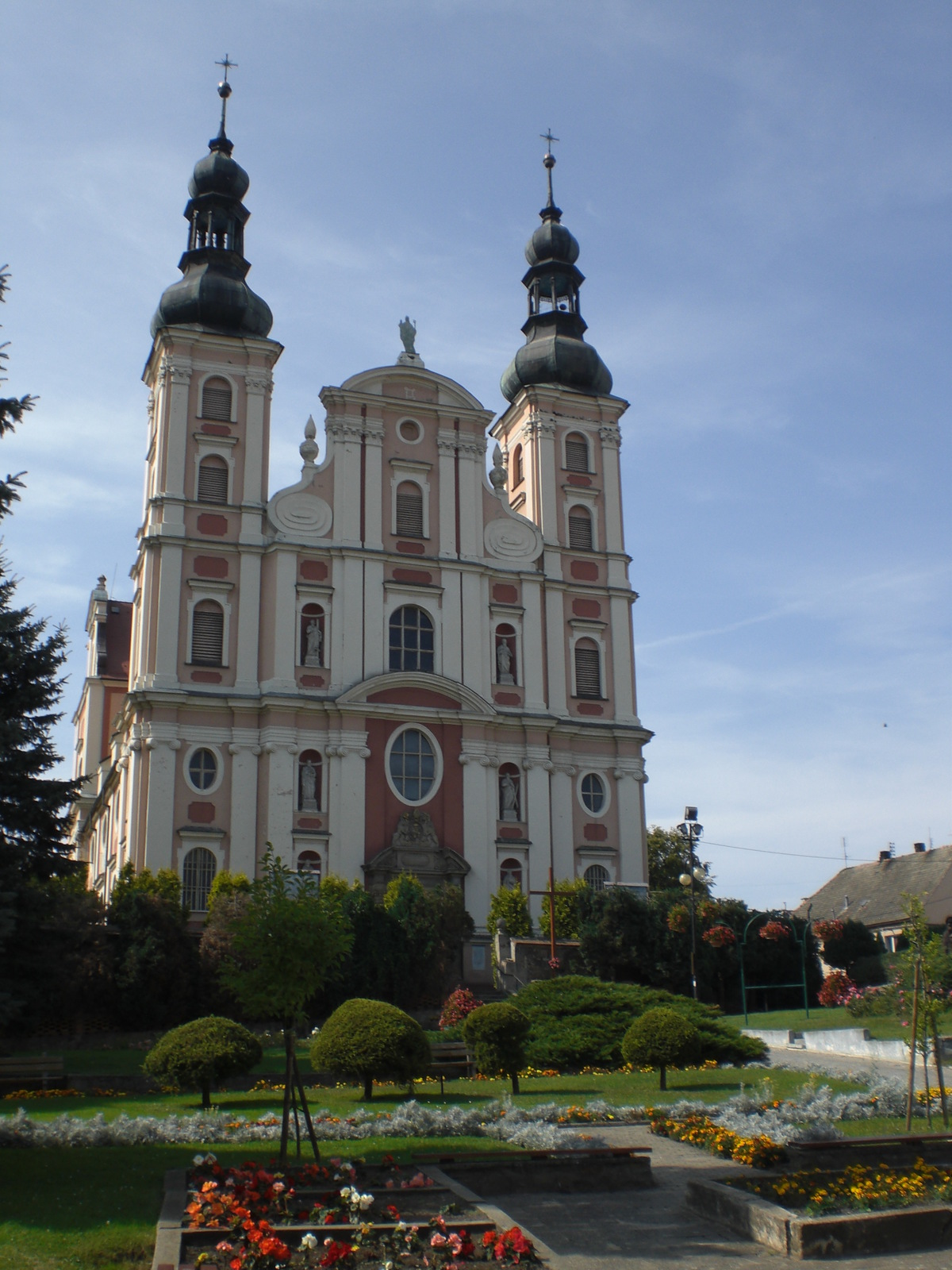 Dominantní kostel sv. Mikuláše nad náměstím.JPG