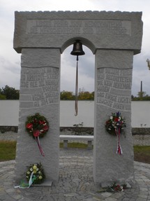 Pomník všem mrtvým na hřbitově